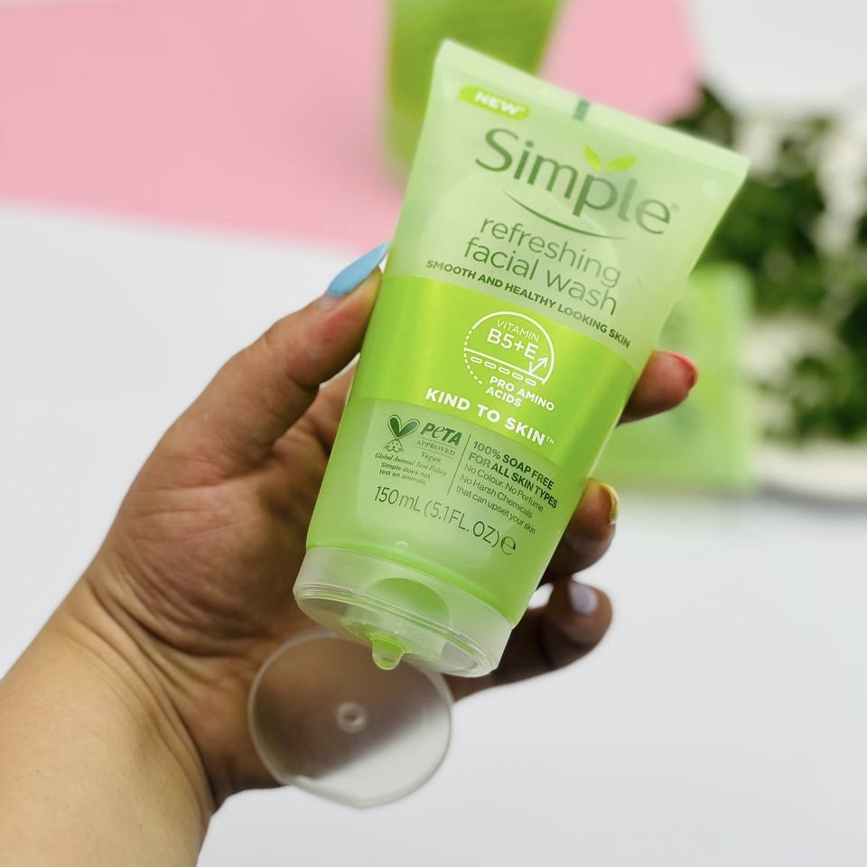 ژل شستشوی صورت سیمپل SIMPLE REFRESHING FACIAL WASH اصل